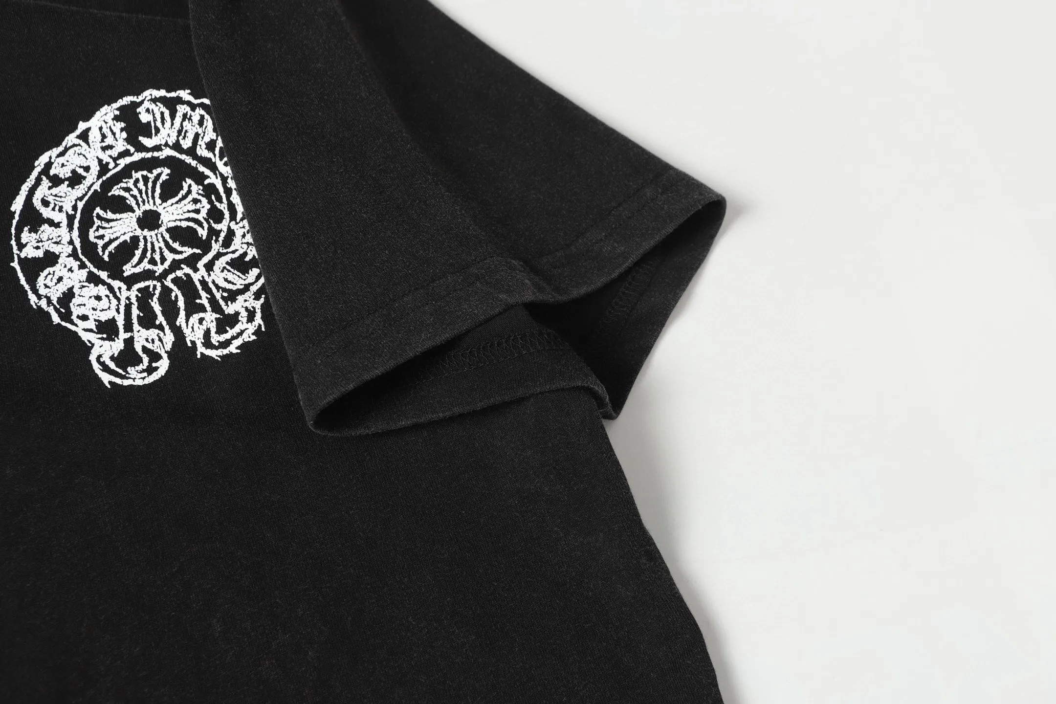 🅿️180 Chrome hearte/Chrome heart ch 25ss early spring new Sanskrit logo washed T-shirt short sleeves. A must-have item for daily commuting for men and women in light luxury. The correct version is welcome to compare. Detailed features ·280g 100% cotton double yarn jersey fabric ·Special thickened 32 pieces of double-strand 1x1 thread in the same vat ·Double-needle cross-stitch technology ·Original main mark washed hangtag COLOUR: Washed black SIZE：xs-l